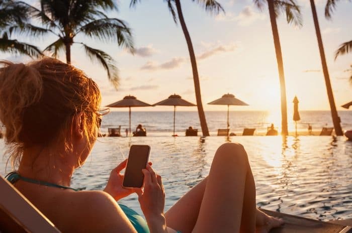 mobile internet use on holiday